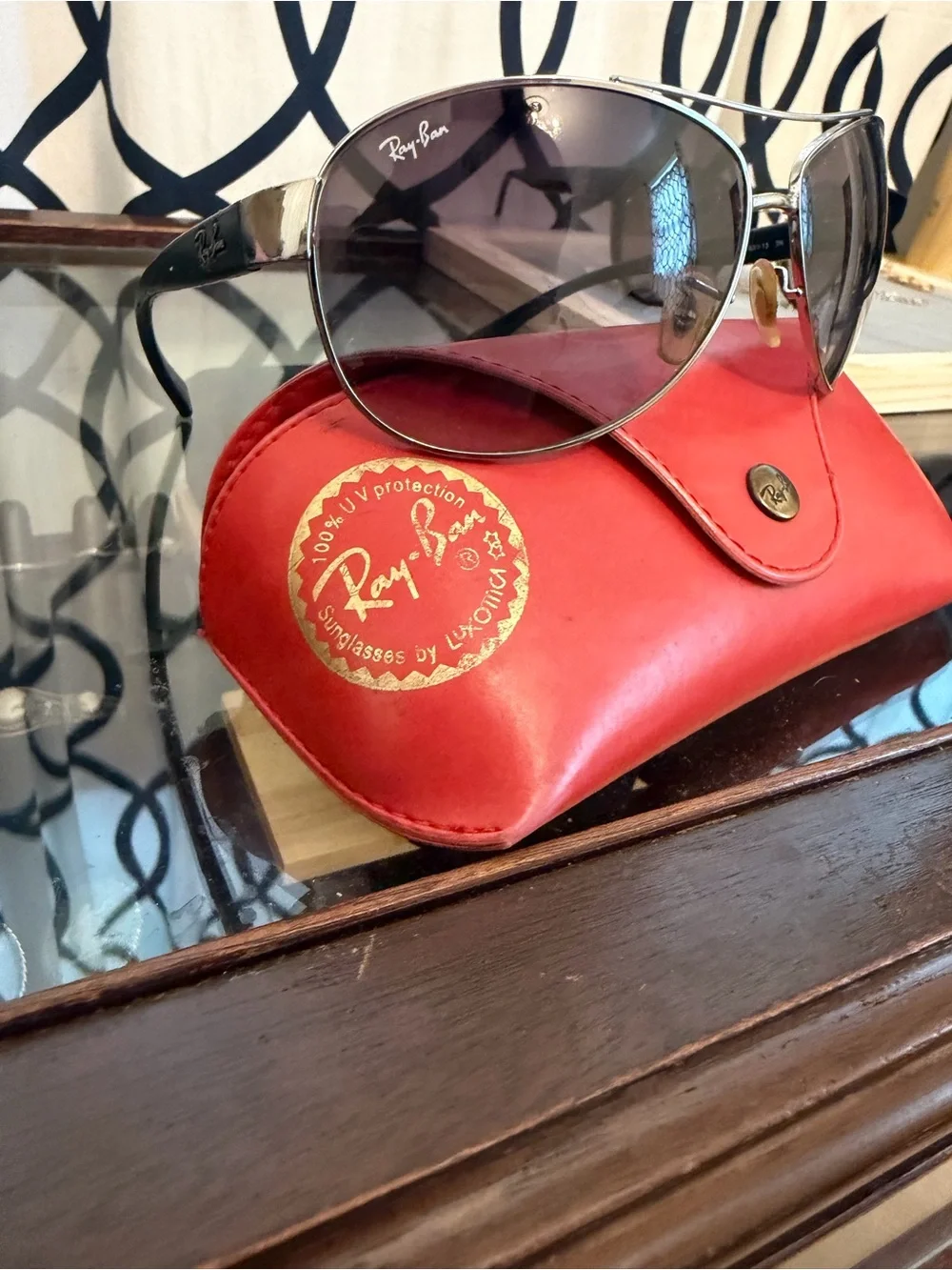 Ray-Ban Aviator Sunglasses with Black Gradient Lenses and Red Case